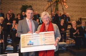 Rotary Club schenkt cheque Persregio Dender