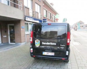 Denderlions Denderleeuw schenkt auto aan Ter Muren Erembodegem Persregio Dender