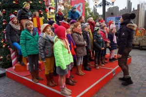 Ketnet kerstkoor zingt in Plopsa