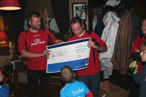 Kristof Chevalier ontvangt cheque van Marino verbeken Stoffel on Wheels Persregio Dender