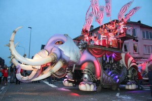 Carnaval Ninof Nie Geweun winnaars met wagen 2015 Persregio dender