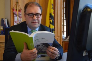 Christophe D'Haese leest in Stadsmonitor Persregio Dender