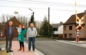 Leden Dorpsraad Zandbergen aan overweg Persregio Dender