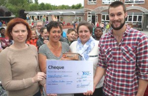 Cheque overhandiging school Dockers Kenia Persregio Dender