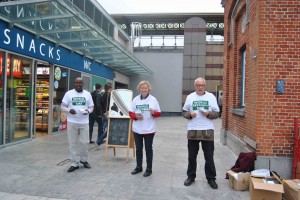 Actievoerders Vluchtelingenplatform aan station Aalst Persregio Dender