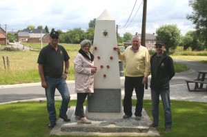 Australiers op bezoek in Lierde aan monument Kakebeke Persregio Dender