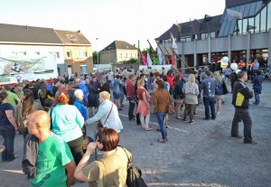 Publieke actie aan gemeentehuis Denderleeuw Persregio Dender