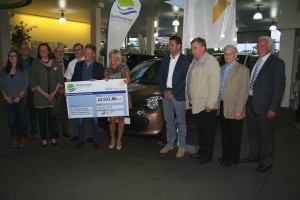 De Watergroep overhandigt cheque en auto Persregio Dender