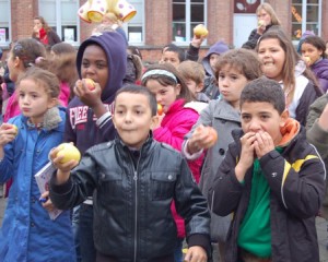 Kinderen eten appels in school Persregio Dender