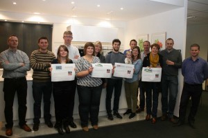 Foto uitreiking cadeaucheques opendeuren Persregio Dender