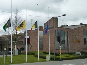 Vlaggen half stok stadhuis Ninove Persregio Dender
