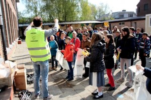 Leerlingen ruimen vuil op voor millieu Persregio Dender