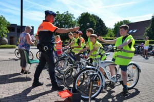 Politie leert jongeren wegcodes Persregio Dender