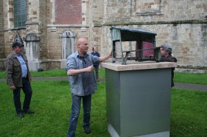 Bronzen beeld aan Abdijkerk Ninove Persregio Dender