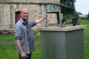 bij bronzen beeld aan Abdijkerk in Ninove Persregio Dender