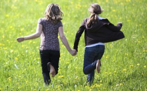 Meisjes lopen op de weide Persregio Dender