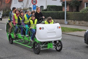 Bus met mankracht fietsbus in straten Persregio Dender