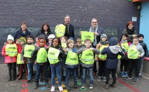 Leerlingen ontvangen Fluo-rugzakjes veiligheid Persregio Dender