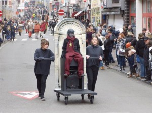 Manneken-Pis kinderen in Krakelingenstoet Persregio Dender