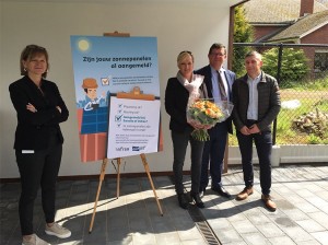 Minister Tommelein huldigt 275.000 ste zonnepanelen houder Persregio Dender