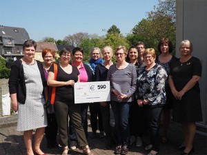 Vrouwenawards Lede overhandigd cheque aan Welzijnsschakel Persregio Dender