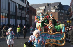 Carnaval Ninove Prinsenwagen in stoet Persregio Dender