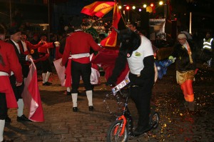 Carnaval Ninove Tania De Jonge achter Guy D'Haeseleer in stoet Persregio Dender