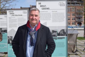 Karim Van Overmeire aan Werfplein Aalst bij Pieter Daens borden Persregio Dender