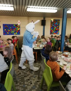 Paashaas brengt lekkers in vrije basisschool Persregio Dender