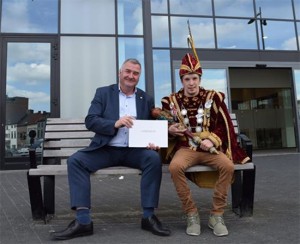 Alex De Kegel schonk boek aan grootste boekenkast Aalst Persregio Dender