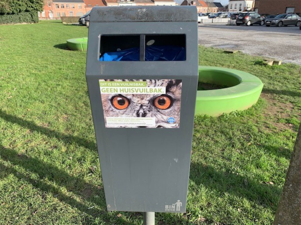Glans bijeenkomst kip Gemeente Denderleeuw sensibiliseert tegen sluikstort met campagne op openbare  vuilnisbakken… | Persregiodender.be